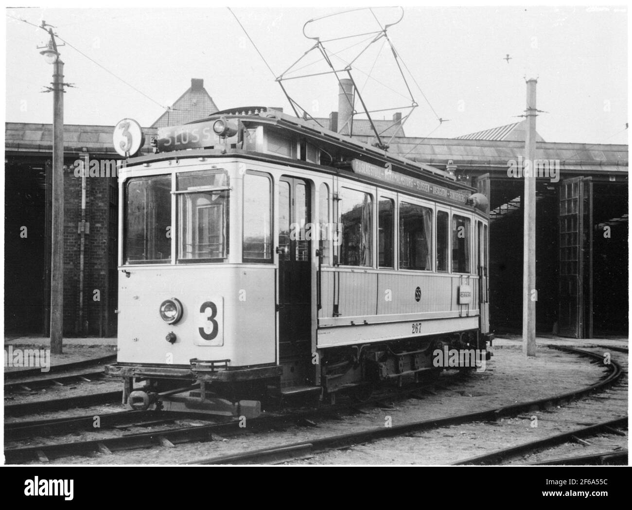 The limited company Stockholm tramway, SS A10 267 outside the trolley hall in Råsunda 1920. The busy line 3 between Roslagstull and Sundbyberg. On the side plate, the text is the worker rate. Stock Photo