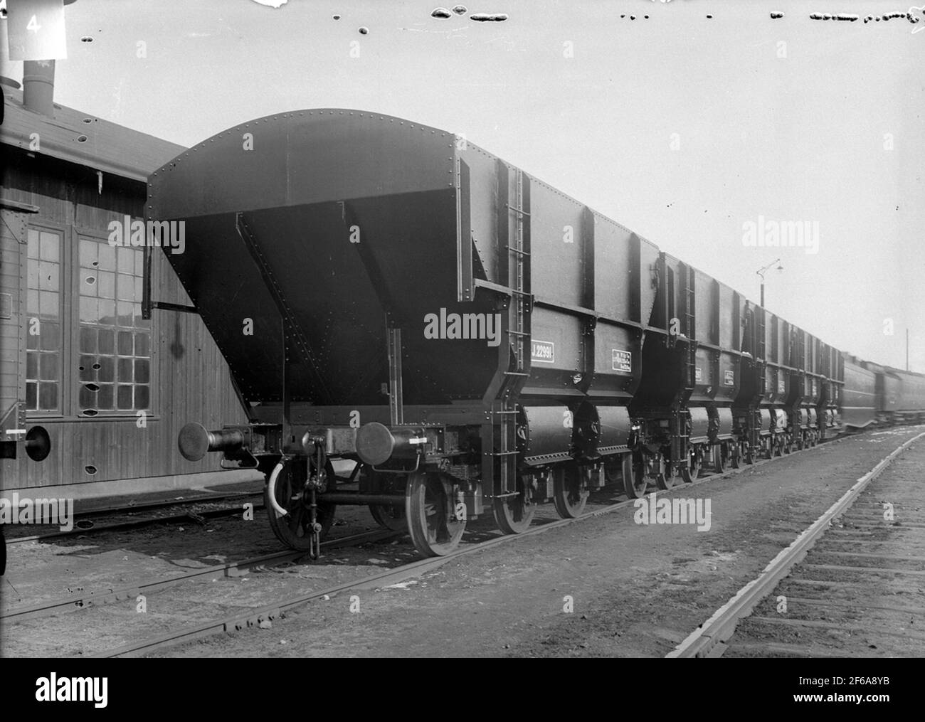 The state's railways, SJ self-detached carbon Q16 22991för transportation of Lokkol to larger locomotives where the coal would be loaded overi tipper trailers that could be played on a high bridge was built these 27 carriages between 1922 and 1924. (Three-axis saddle cars) Stock Photo