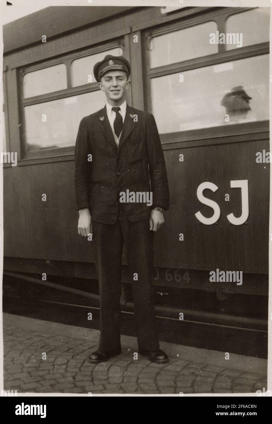 Knut Claesson in front of a state railway, SJ passenger car with number