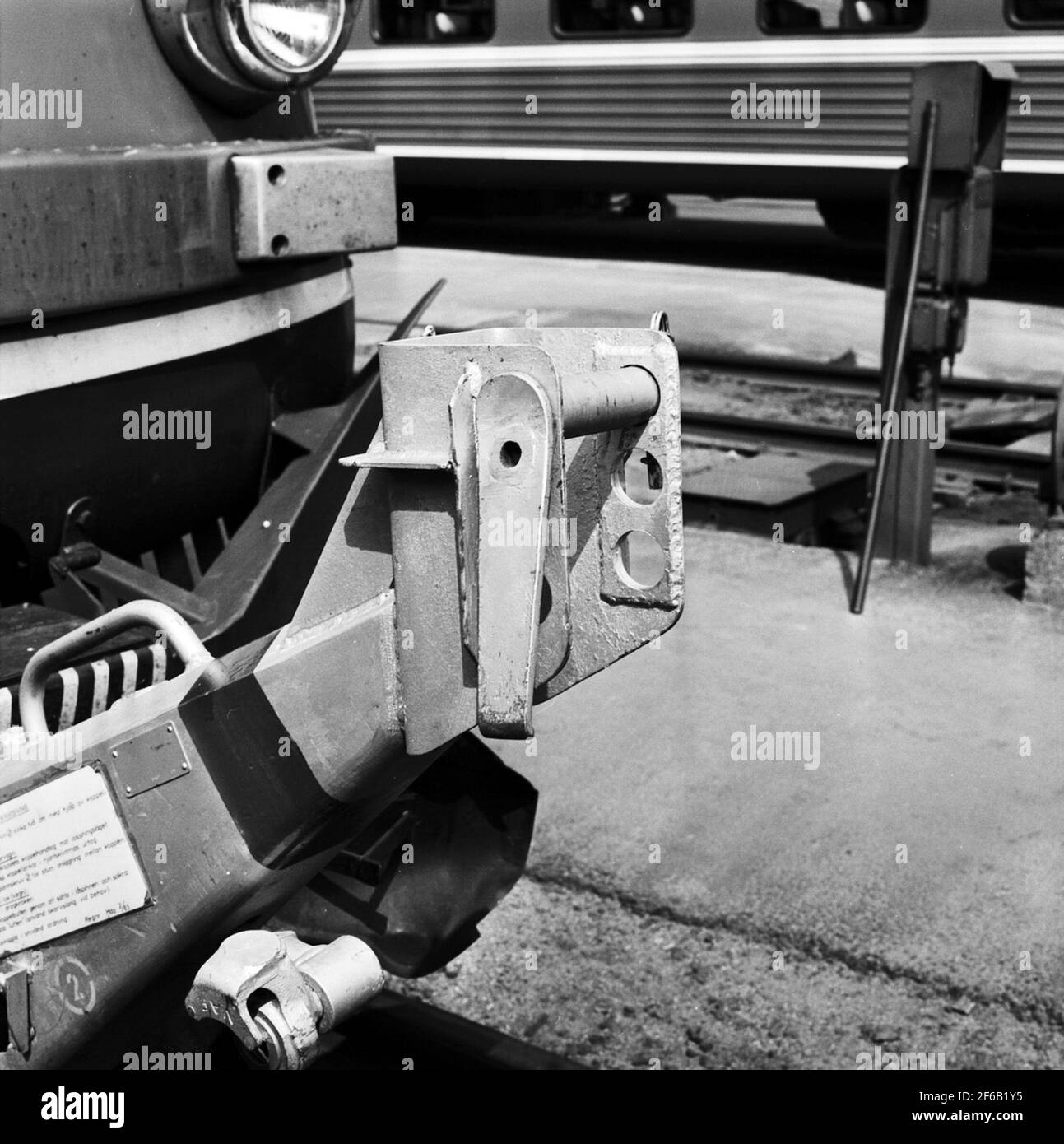 Coupling device between motor carriage and with instruction