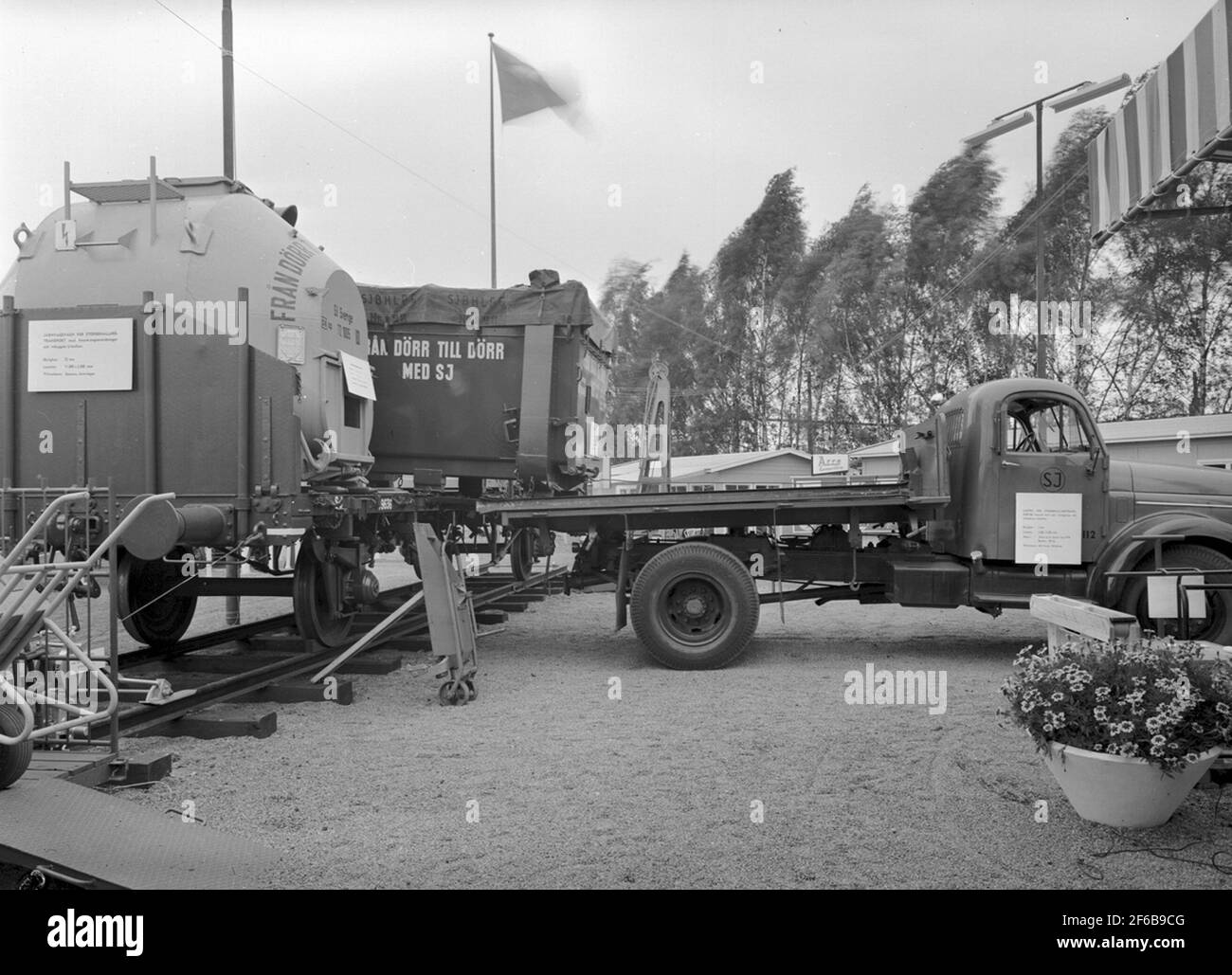 S: t Eriksmässan 1954. Advertising from door to door with SJ. Loading containers from the freight truck. Stock Photo