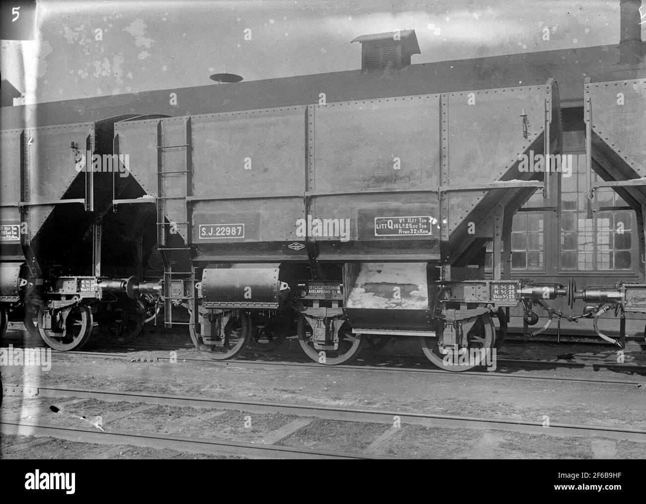 The state railways, SJ self-discharge carbon Q16 22987For the transport of Lokkol to larger locomotives where the coal would be loaded overi tipper trailers that could be played on a high bridge was built these 27 carriages between 1922 and 1924. (Three-axle saddle cars) Stock Photo