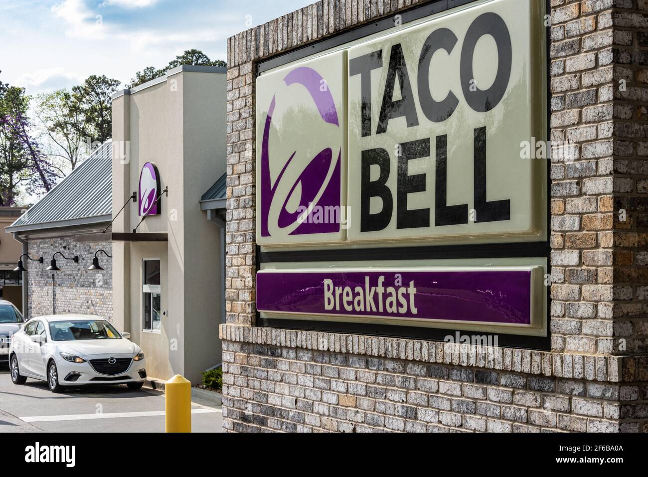 Taco Bell fast food Mexican restaurant with drive-thru customers in Snellville, Georgia, just east of Atlanta. (USA) Stock Photo