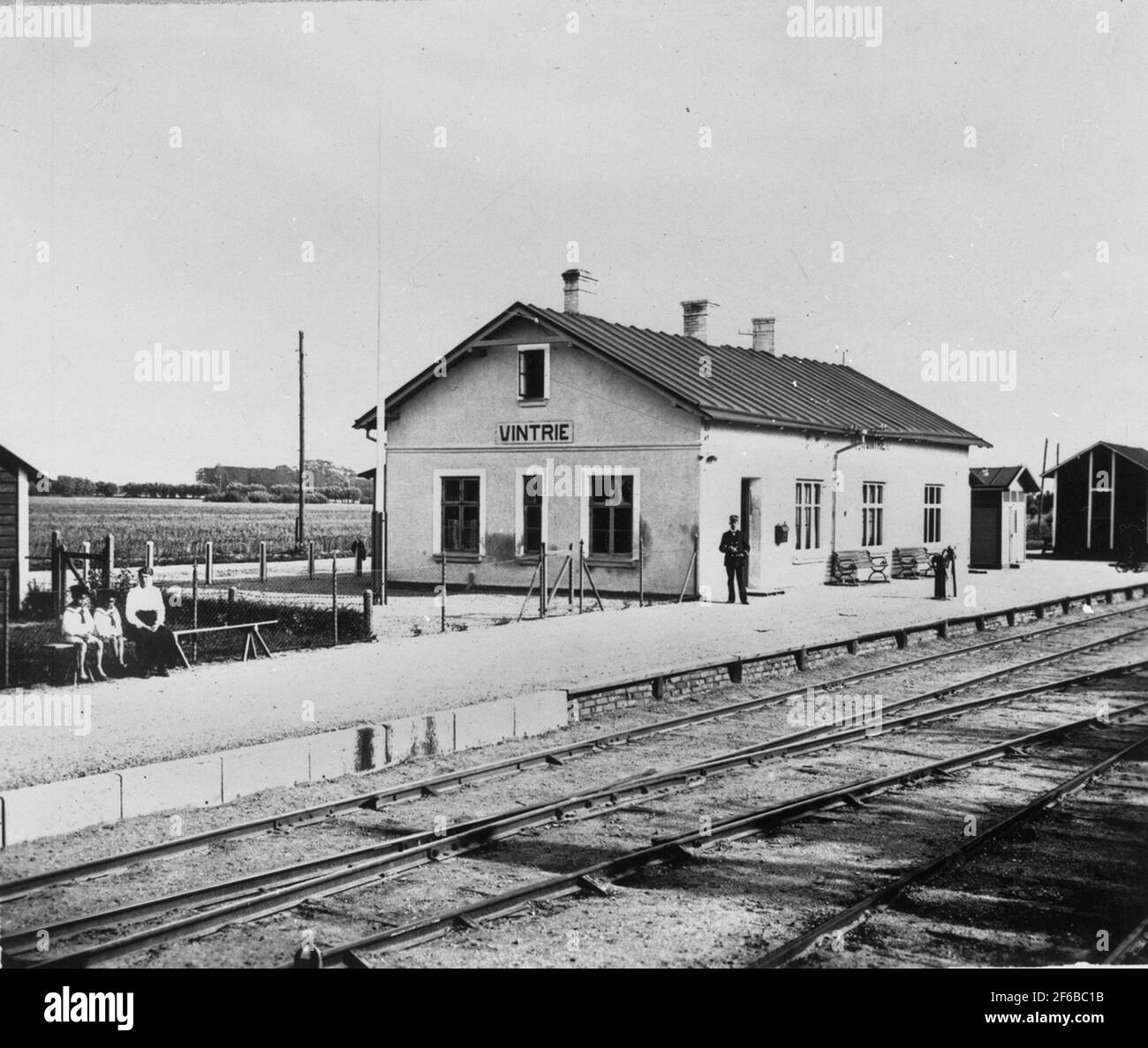 The station was built in 1886. Stationhouse, one storey plastered