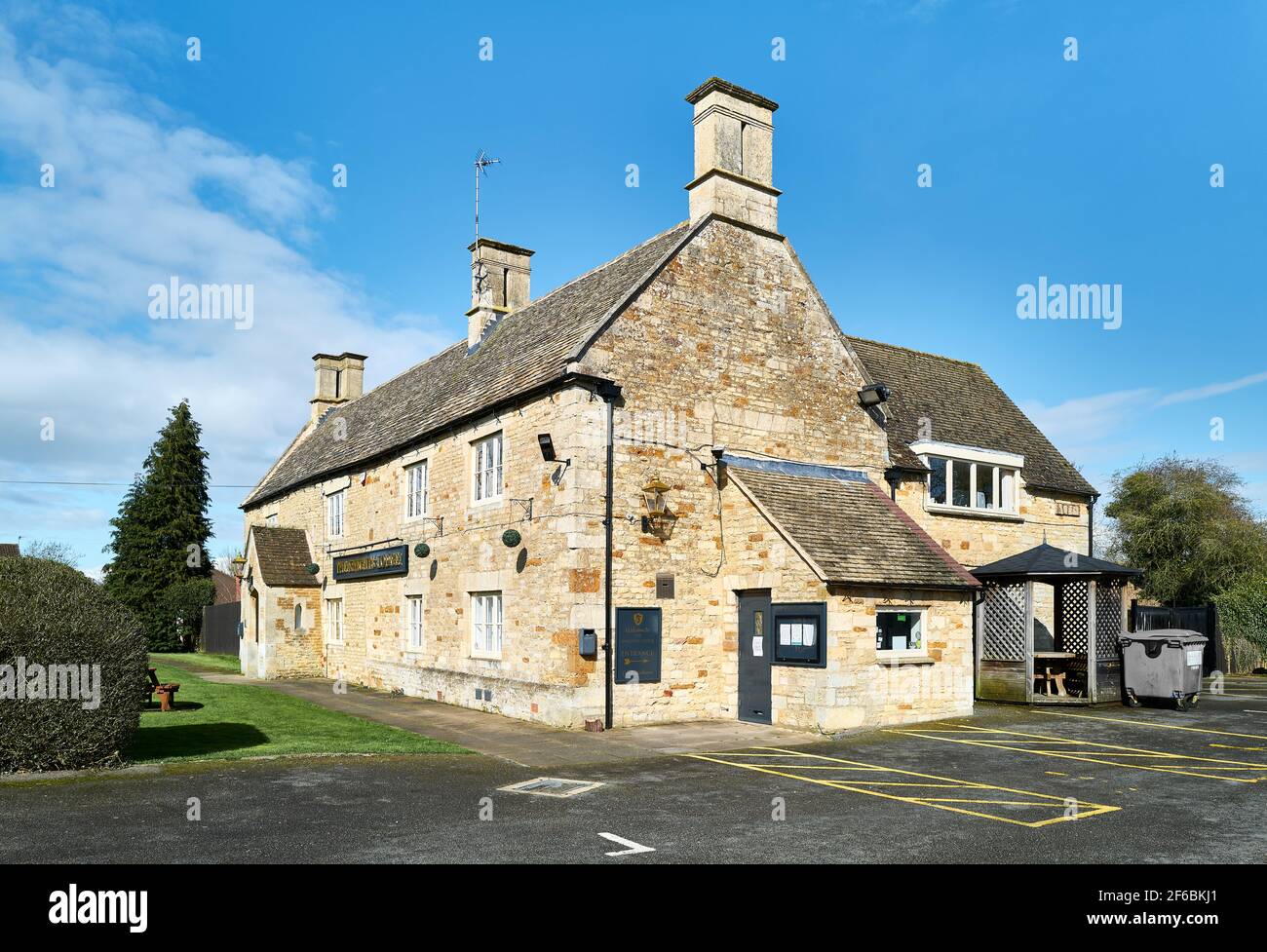 The Knights Lodge public house, run by Everards brewery, at Corby, England, closed during a national lockdown to prevent the spread of covid-19. Stock Photo