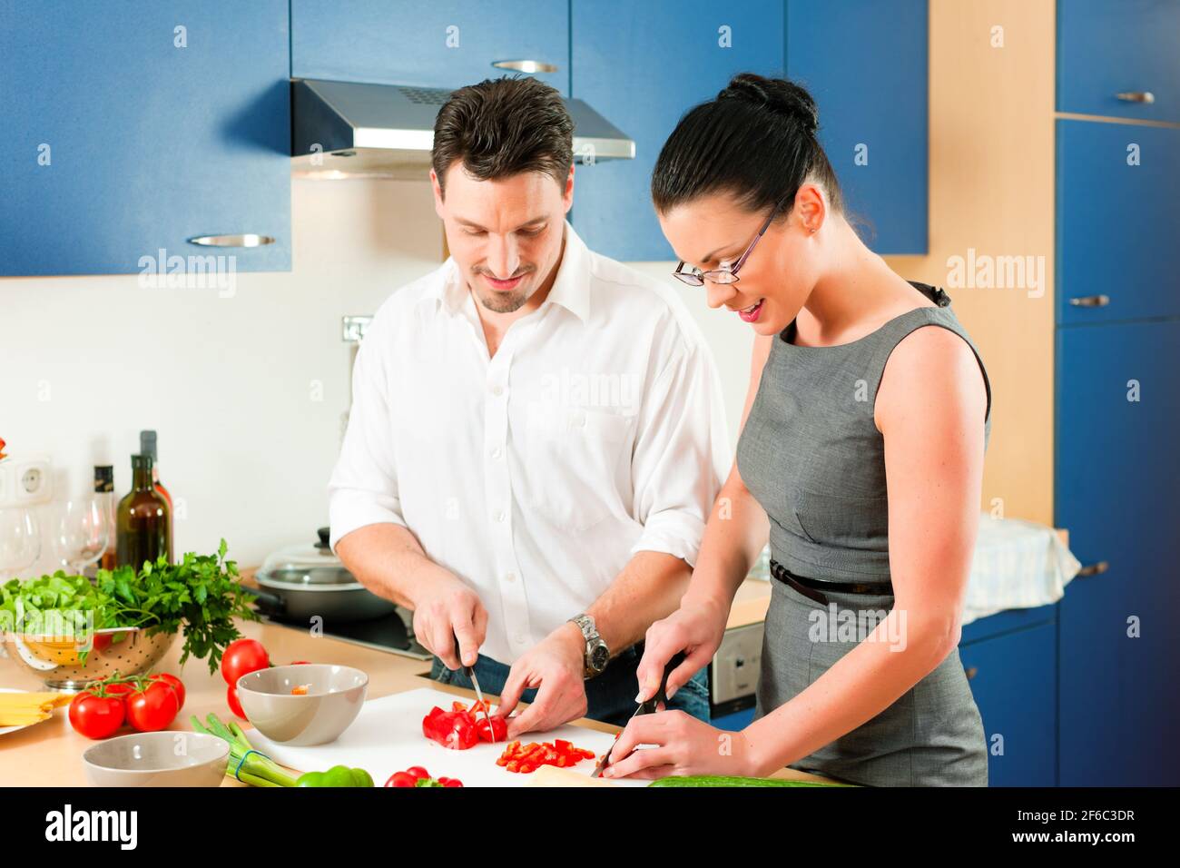 Семья мужа не помогает. Муж и жена вместе на кухне. Пара на кухне. Влюбленные на кухне. Пара на кухне овощи.