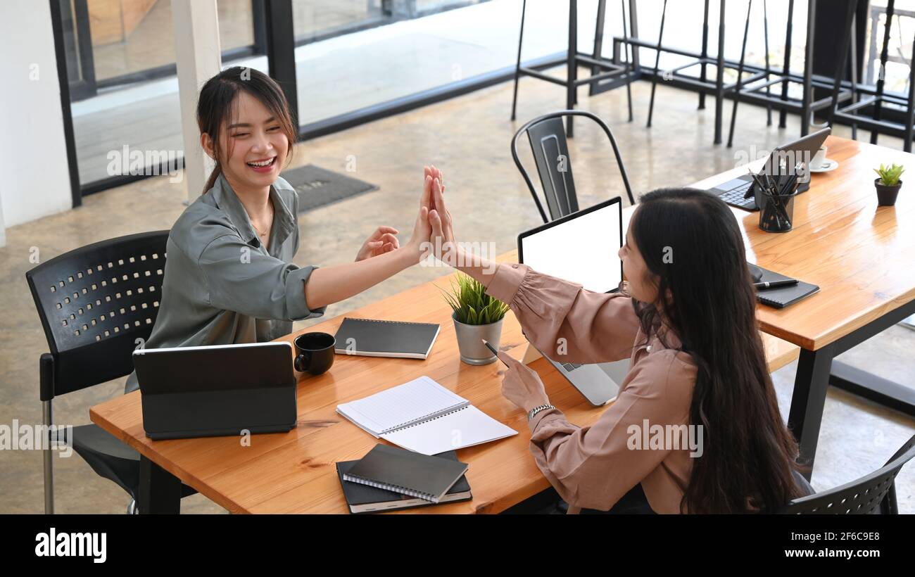 Две девушки за ноутбуком. Картинка про склочных коллег. Женщина в офисе. Мужчина и женщина в офисе. Деловая встреча.