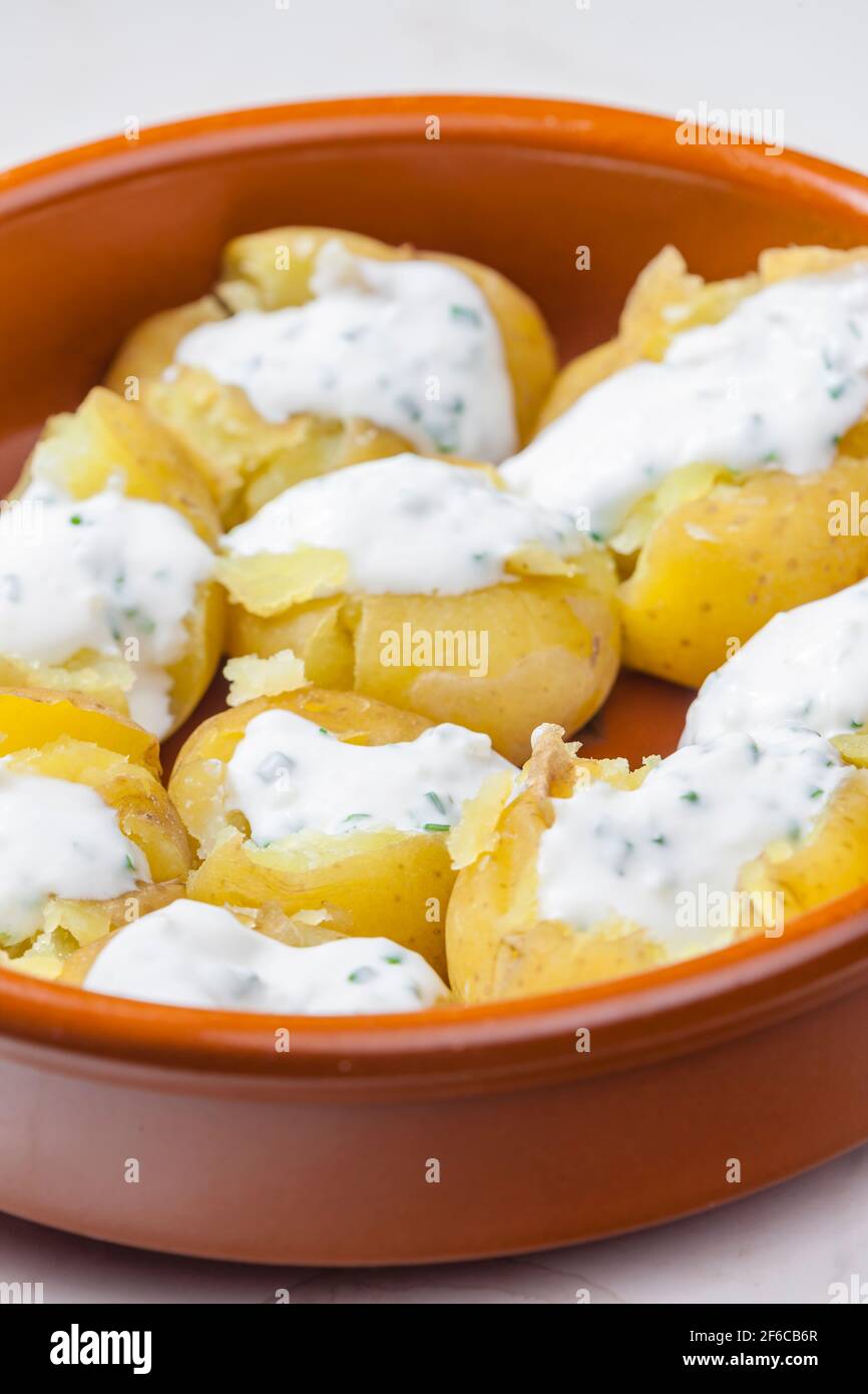 baked potatoes with yoghurt sauce and chive Stock Photo Alamy