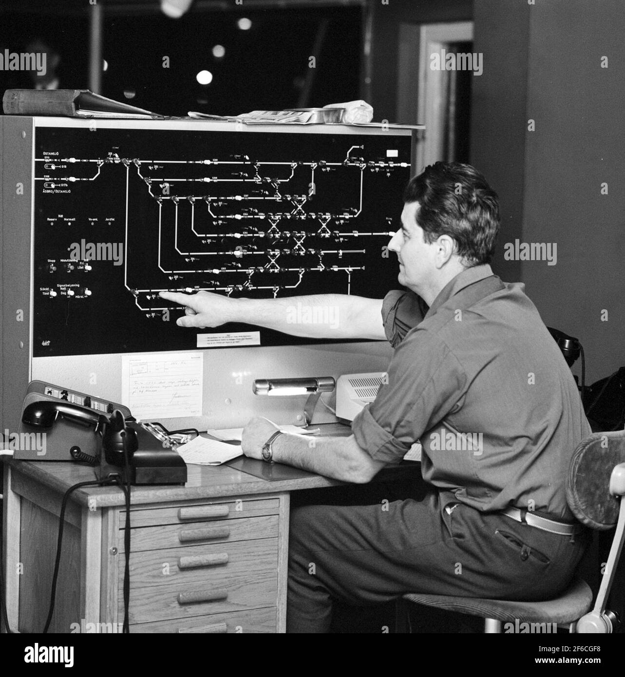 Switchgear. Hallsberg's rail yard, night Stock Photo Alamy