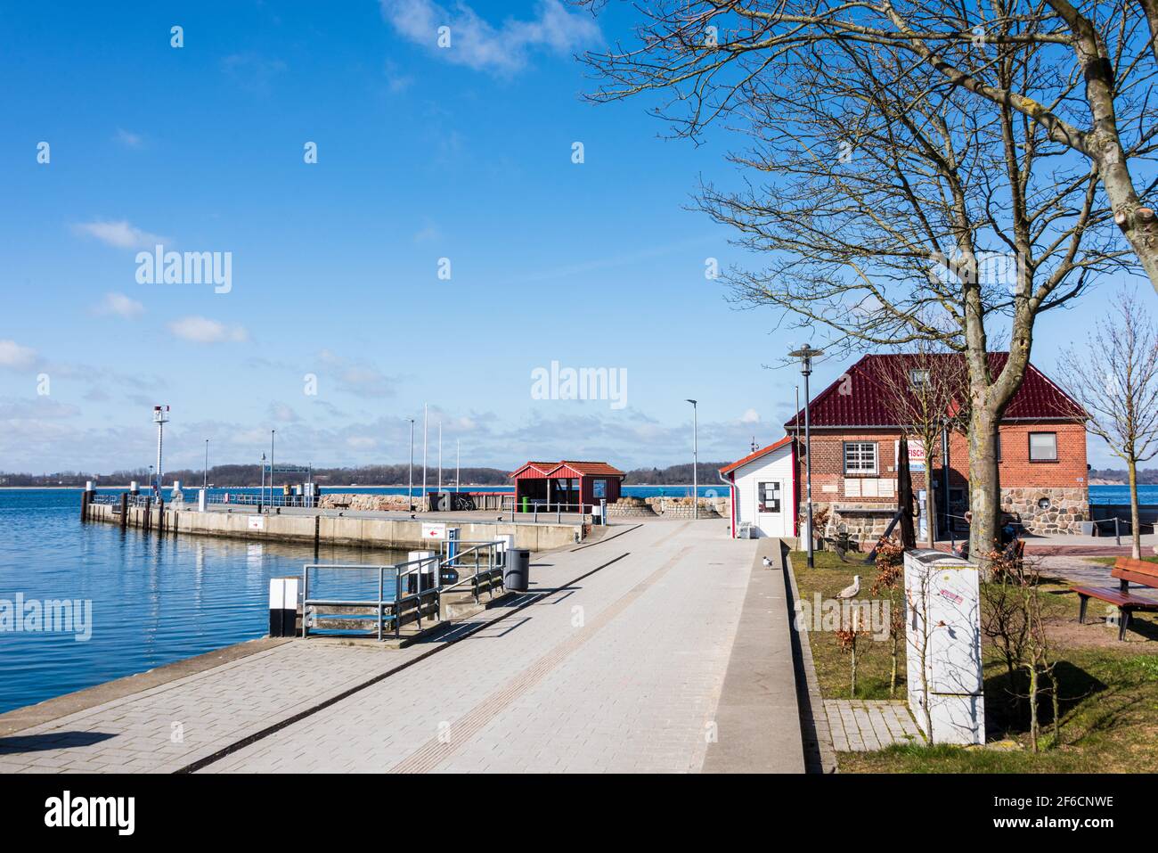 Rund um das Hafenbecken des Ostseebades Laboe erstrecken sich die touristischen Attraktionen des Ortes Stock Photo