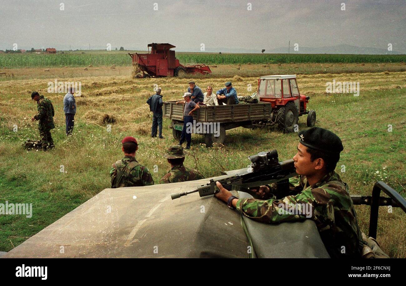 British Army Gurkhas Regiment in Kosovo August 1999Gurkhas protecting serbs gathering the harvest near lipjan in Kosovo Stock Photo