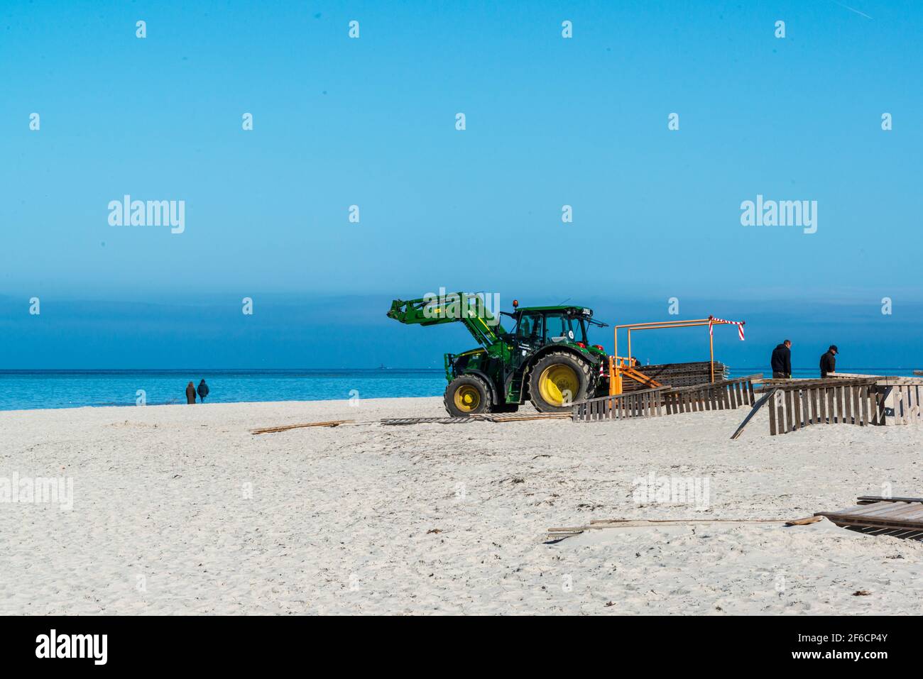 Vorbereitende Arbeiten im Strandbereich an der Kieler Förde zur Vorbereitung auf die Saisoneröffnung im Ostseebad Laboe Stock Photo