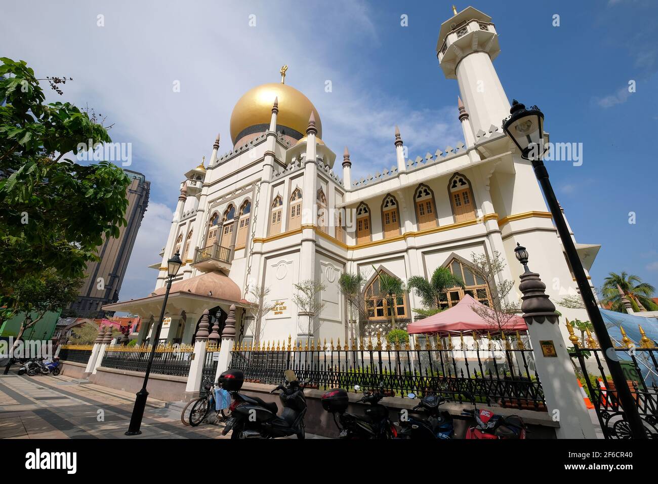 View of the Sultan Mosque or Masjid Sultan from Muscat Street, in the Kampong Glam precinct, Singapore Stock Photo