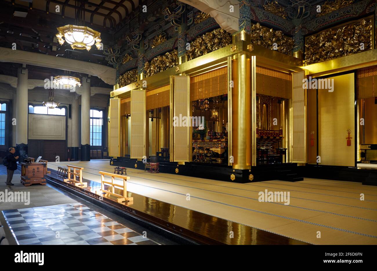 People inside golden temple hi-res stock photography and images - Alamy