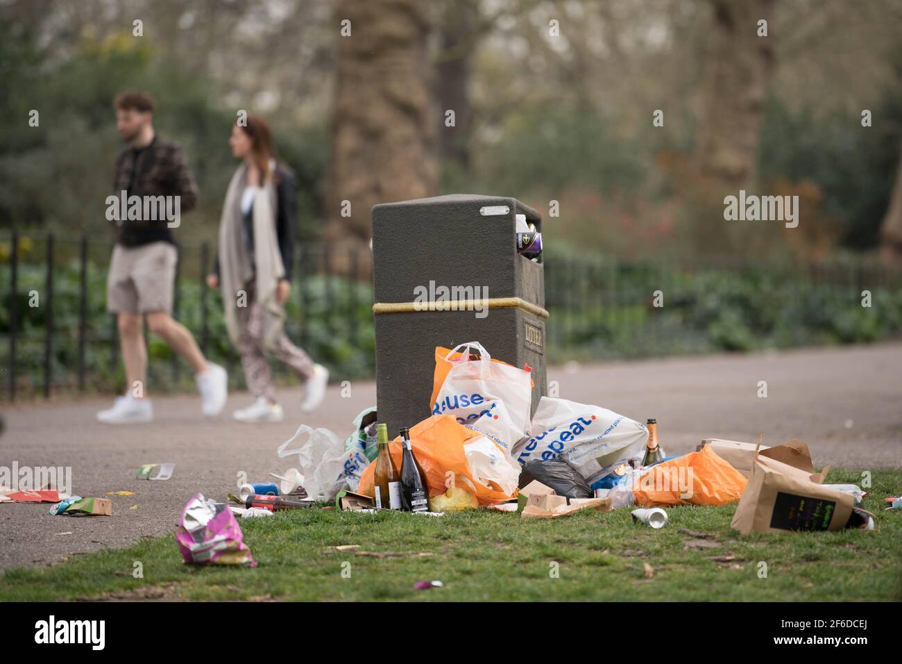 Bins overflow with rubbish in Battersea Park in south London after yesterday's record breaking warm weather. Picture date: Wednesday March 31, 2021. The UK may be about to experience its hottest March on record with temperatures forecast to soar to around 25C (77F). Stock Photo