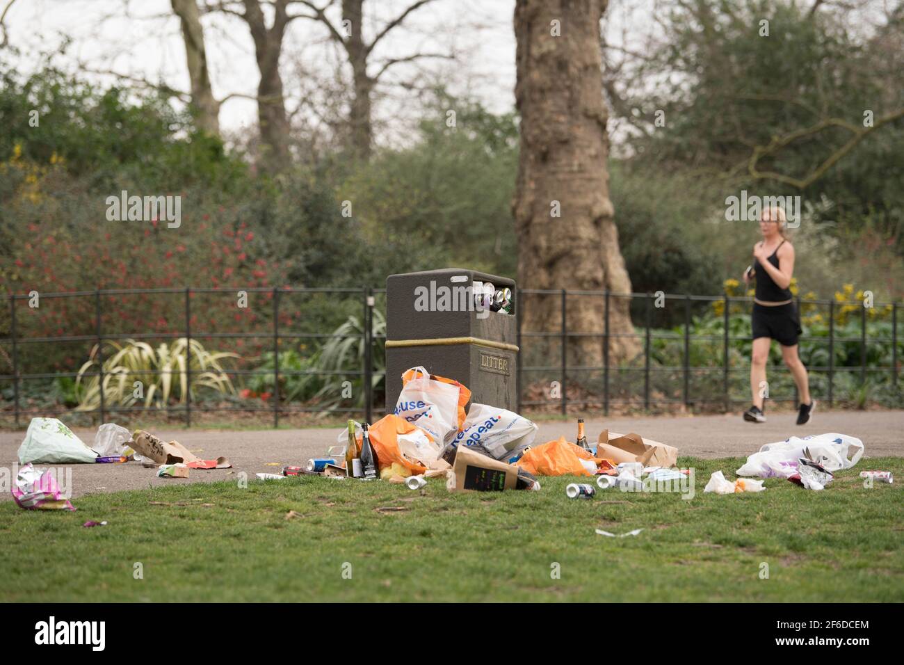 Bins overflow with rubbish in Battersea Park in south London after yesterday's record breaking warm weather. Picture date: Wednesday March 31, 2021. The UK may be about to experience its hottest March on record with temperatures forecast to soar to around 25C (77F). Stock Photo