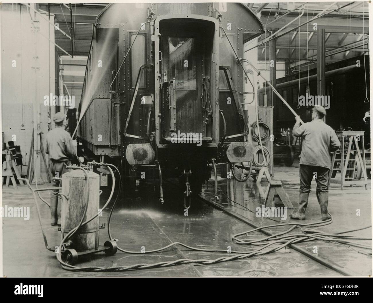 Tomteboda. The state's railways, sj. The main workshop. Flush with hose ...