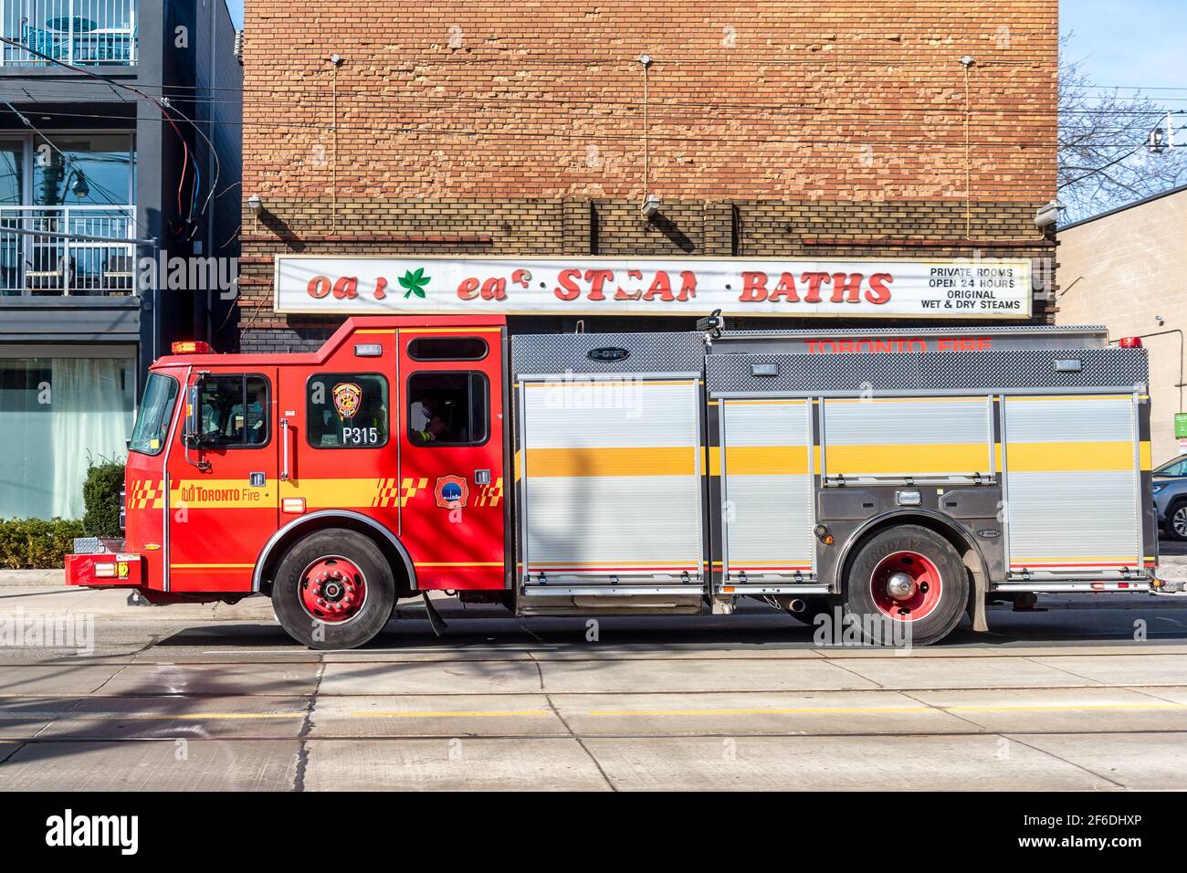 Fire engine truck rushing to an alarm in Bathurst Street Stock Photo