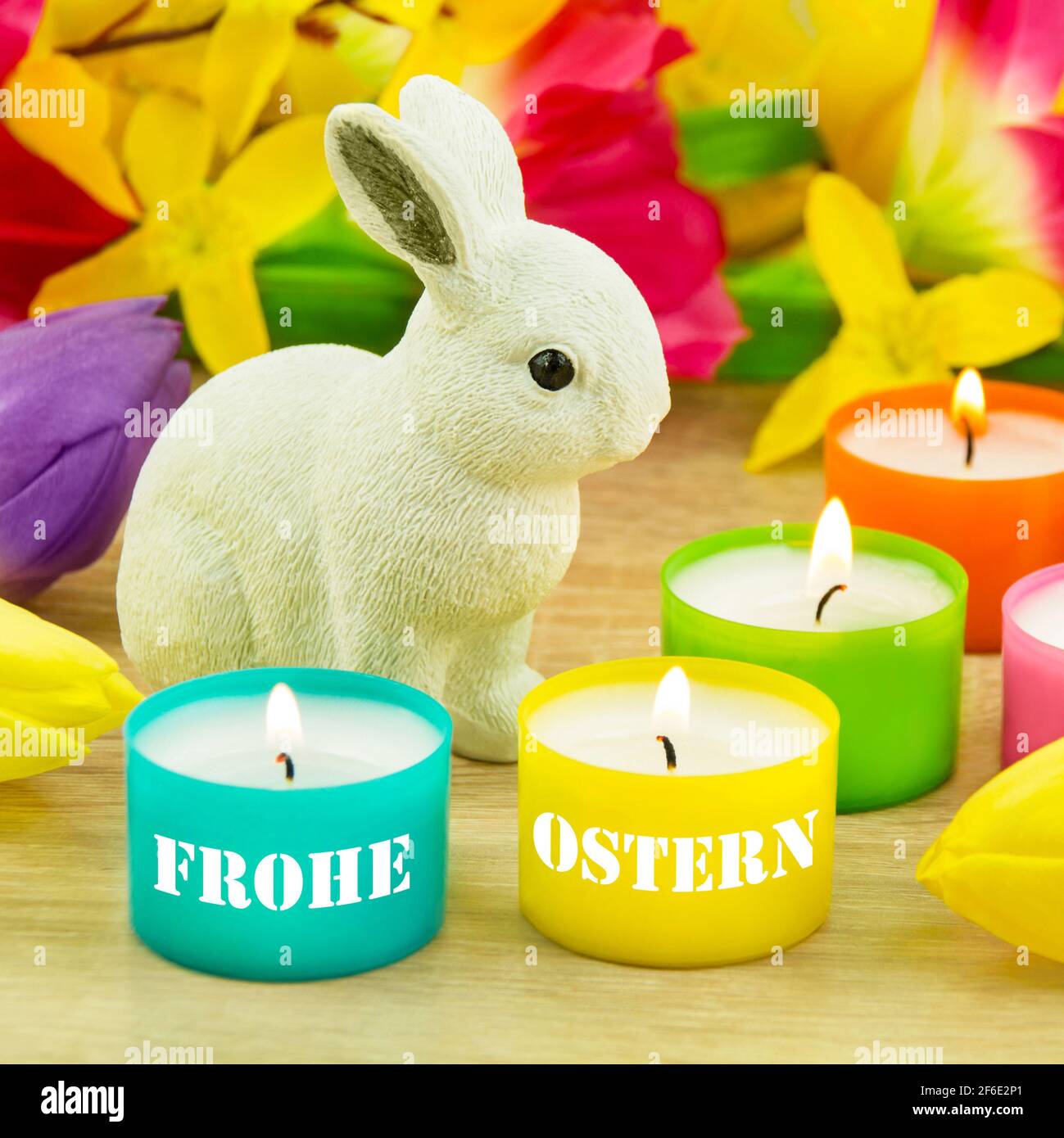 Frohe Ostern mit Dekoration und Tulpen Stock Photo