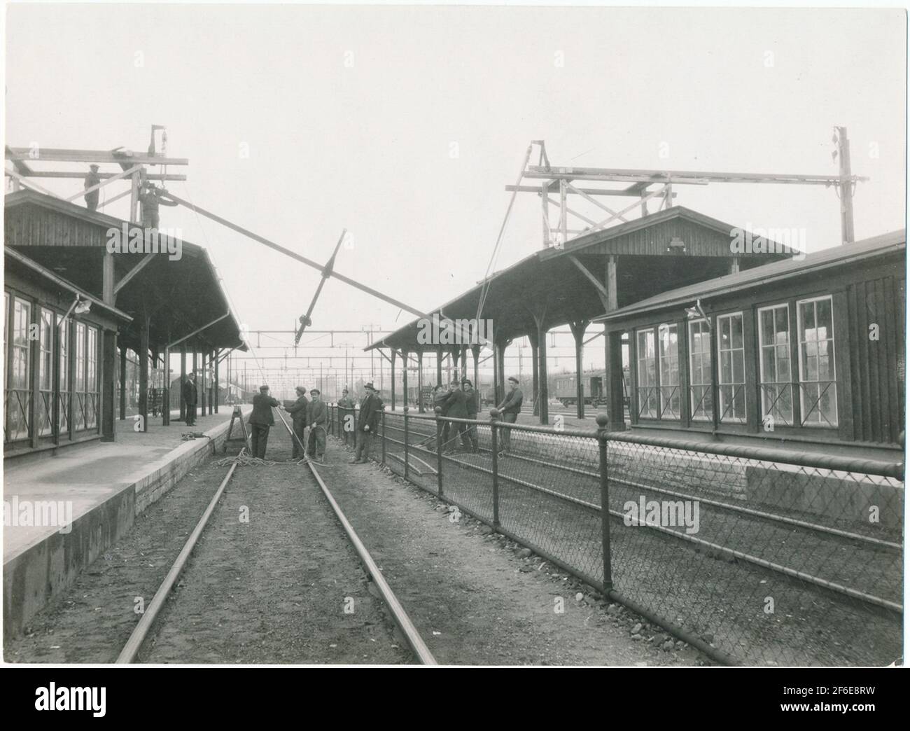 Mounting electric wire bridges in Hallsberg Stock Photo Alamy