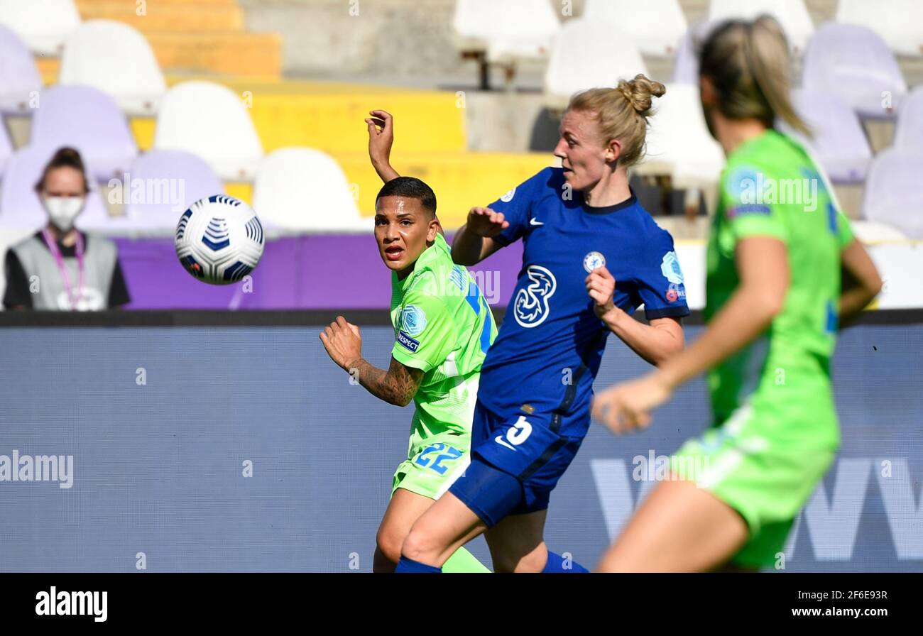 Budapest, Hungary. 31st Mar, 2021. Football, Women: Champions League, VfL Wolfsburg - LFC Chelsea, knockout round, quarter-finals, second legs. Wolfsburg's Shanice van de Sanden (l) in action against Chelsea's Sophie Ingle. Credit: Marton Monus/dpa/Alamy Live News Stock Photo