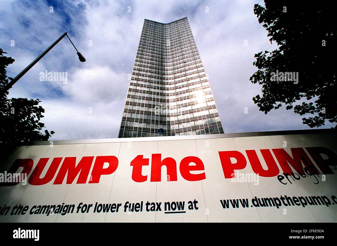 A LORRY ADVERTISING THE 'DUMP THE PUMP' INITIATIVE PASSES MILLBANK TOWER IN WESTMINSTER. IT IS HOPED THAT BY RAISING AWARNESS THE PRESSURE GROUP WILL FORSE THE COST OF FUEL DOWN Stock Photo