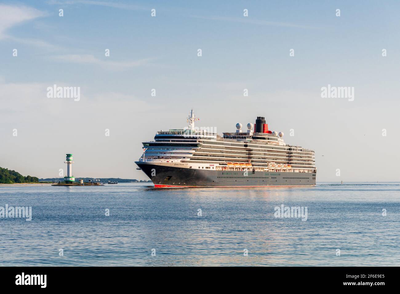 Kiel, Deutschland, Jul. 2019 – Das Kreuzfahrtschiff 'Queen Mary' in der Kieler Förde Stock Photo
