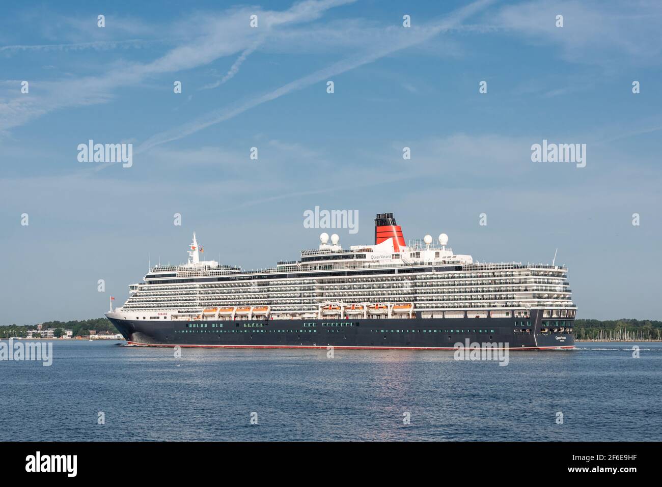 Kiel, Deutschland, Jul. 2019 – Das Kreuzfahrtschiff 'Queen Mary' in der Kieler Förde Stock Photo