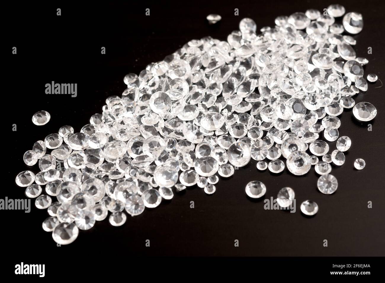 Pile of diamonds hi-res stock photography and images - Alamy