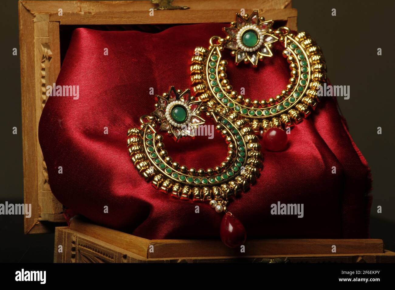 Indian royal jewellery hi-res stock photography and images - Alamy