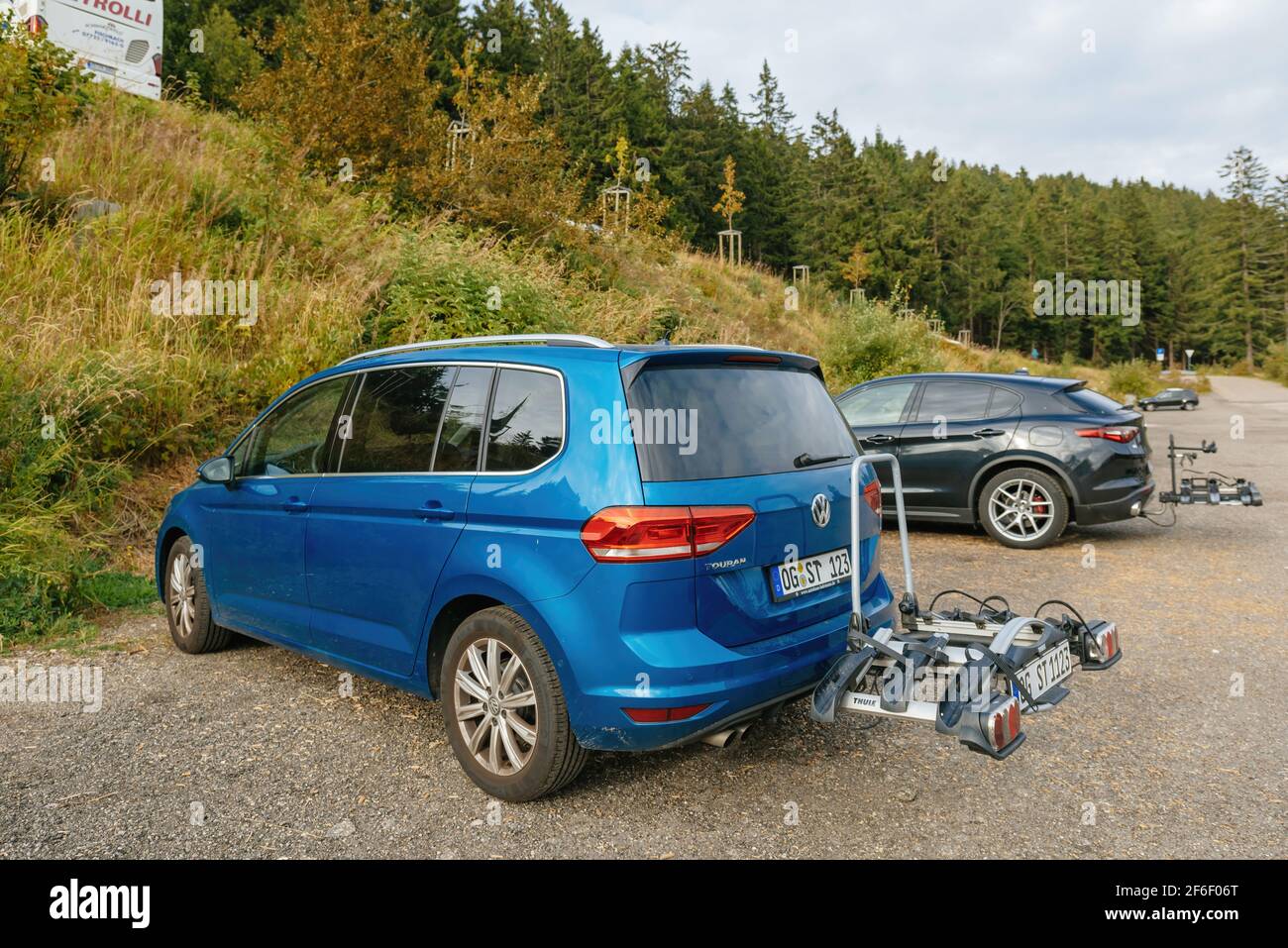 File:VW Touran 2.0 TDI DSG Highline Deep Black.JPG - Wikimedia Commons