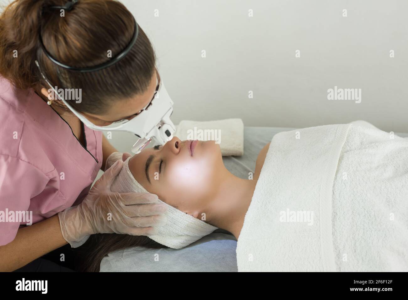 Expert cosmetologist making a deep cleansing facial Stock Photo Alamy
