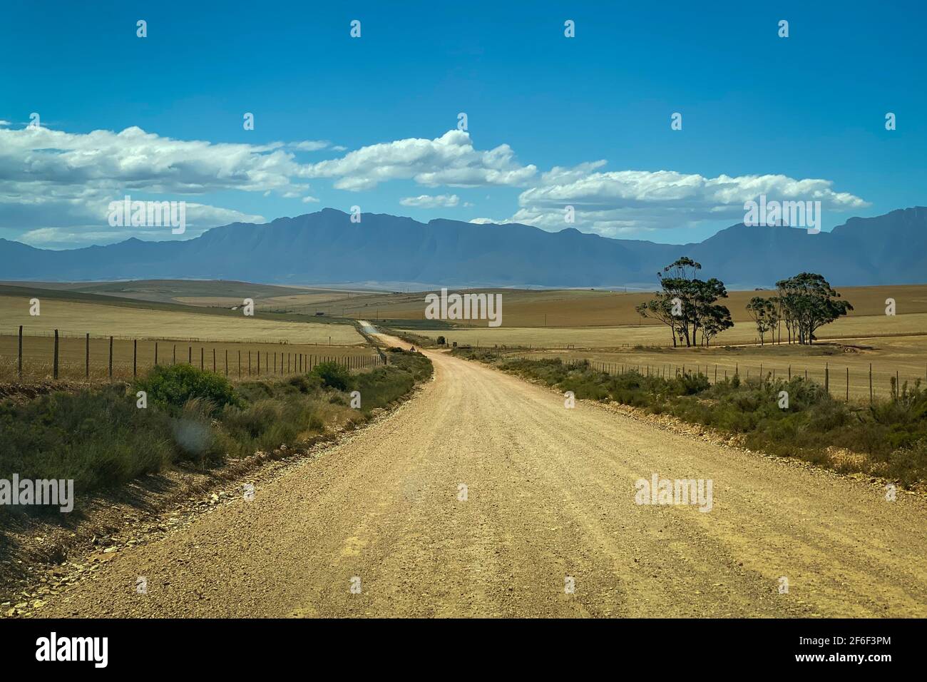 Scenic view of landscape and Riviersonderend Mountains from gravel road to Swellendam at Overberg district, South Afrika against sky Stock Photo