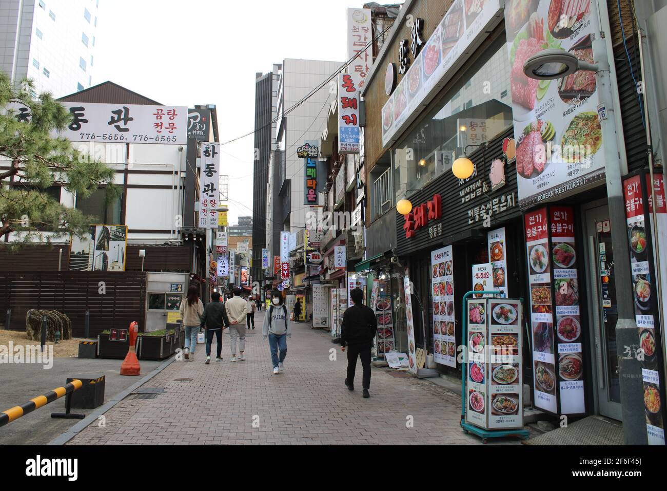 People walking past restaurants in Myeongdong, Seoul Stock Photo