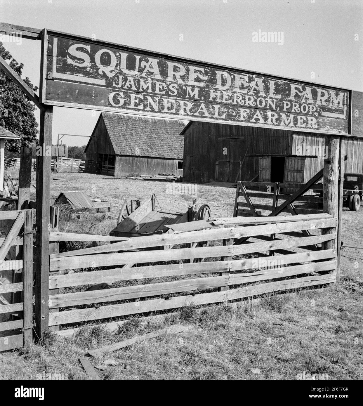 Square Deal farm gate. On U.S. 99. Benton County, Oregon, Williamette Valley. 1939. Photograph by Dorothea Lange. Stock Photo