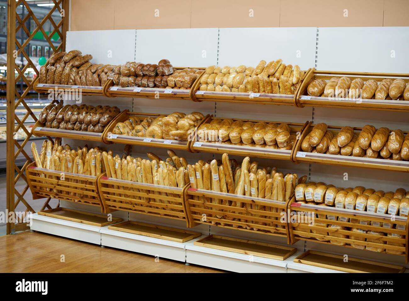 Bread on shelves in supermarket hi-res stock photography and images - Alamy