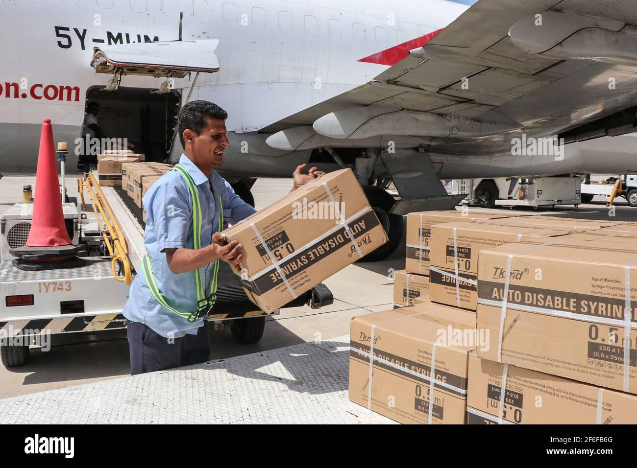 Aden, Yemen. 31st Mar, 2021. An airport staff member unloads boxes containing doses COVID-19 vaccine at the airport of Aden. Credit: Wail Shaif/dpa/Alamy Live News Stock Photo