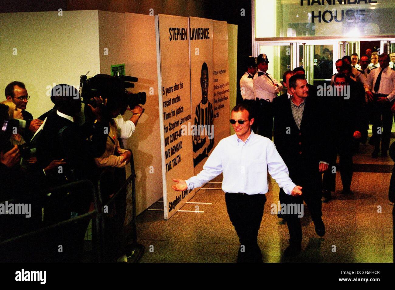 Stephen Lawrence Inquiry June 1998Neil Acourt blue shirt sunglasses leaving the Stephen Lawrence Inquiry after giving evidence Neil Acourt and four other men have been implicated in the murder of Stephen Stock Photo