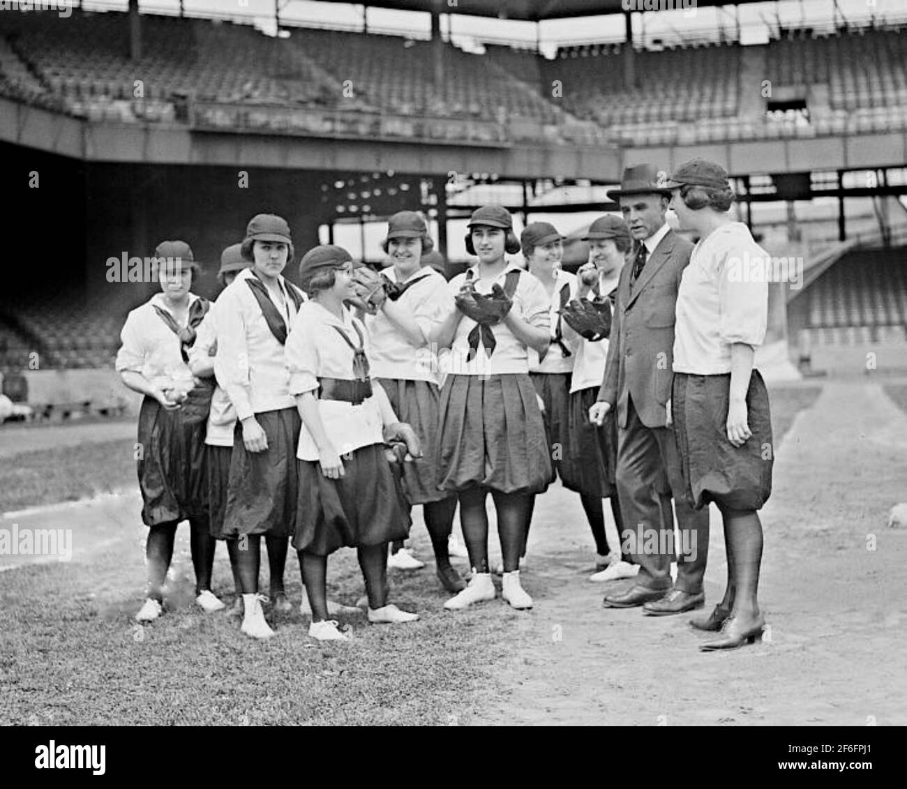 Women baseball league playing hires stock photography and images Alamy