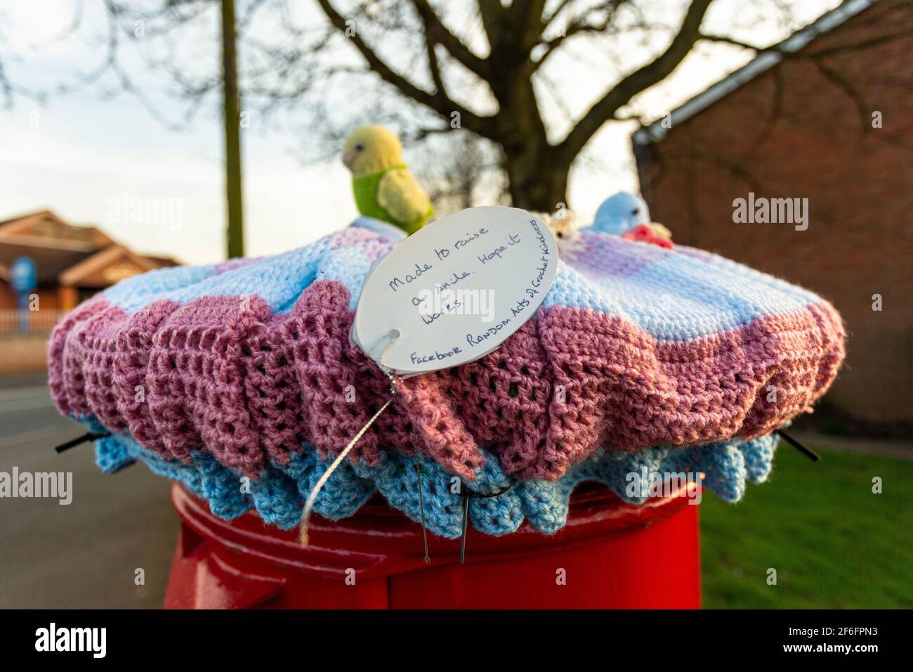 Bromsgrove, Worcs, UK. 31st Mar, 2021. Two Royal Mail post boxes have suddenly been mysteriously decorated with cute crocheted spring-themed covers in the Catshill area of Bromsgrove, Worcs. The pretty covers have chicks, bunnies and flowers adorning them, and have a warm and friendly message label attached. It appears that a Facebook group of chochet craftspeople called Random Acts of Crochet Kindness are behind the gesture. Other postboxes that have been covered similarly are in Battersea, Lincoln and Wales. Credit: Peter Lopeman/Alamy Live News Stock Photo