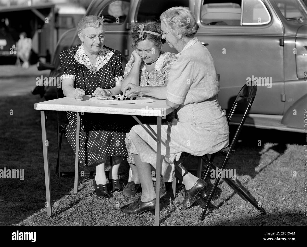 Guests at Sarasota Trailer Park playing Chinese Checkers, Sarasota, Florida, USA, Marion Post Wolcott, U.S. Farm Security Administration, January 1941 Stock Photo