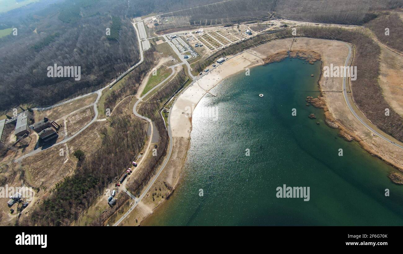 Die BLAUE LAGUNE ein Strand am Berzdorfer See, Höhe Schönau-Berzdorf,  Naherholungsgebiet bei Görlitz, Luftaufnahme. 30.03.2021 Stock Photo - Alamy