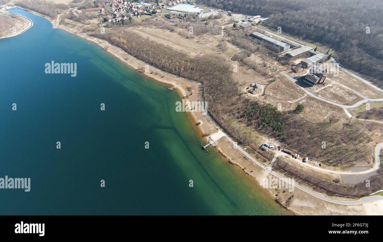 Die BLAUE LAGUNE ein Strand am Berzdorfer See, Höhe Schönau-Berzdorf,  Naherholungsgebiet bei Görlitz, Luftaufnahme. 30.03.2021 Stock Photo - Alamy