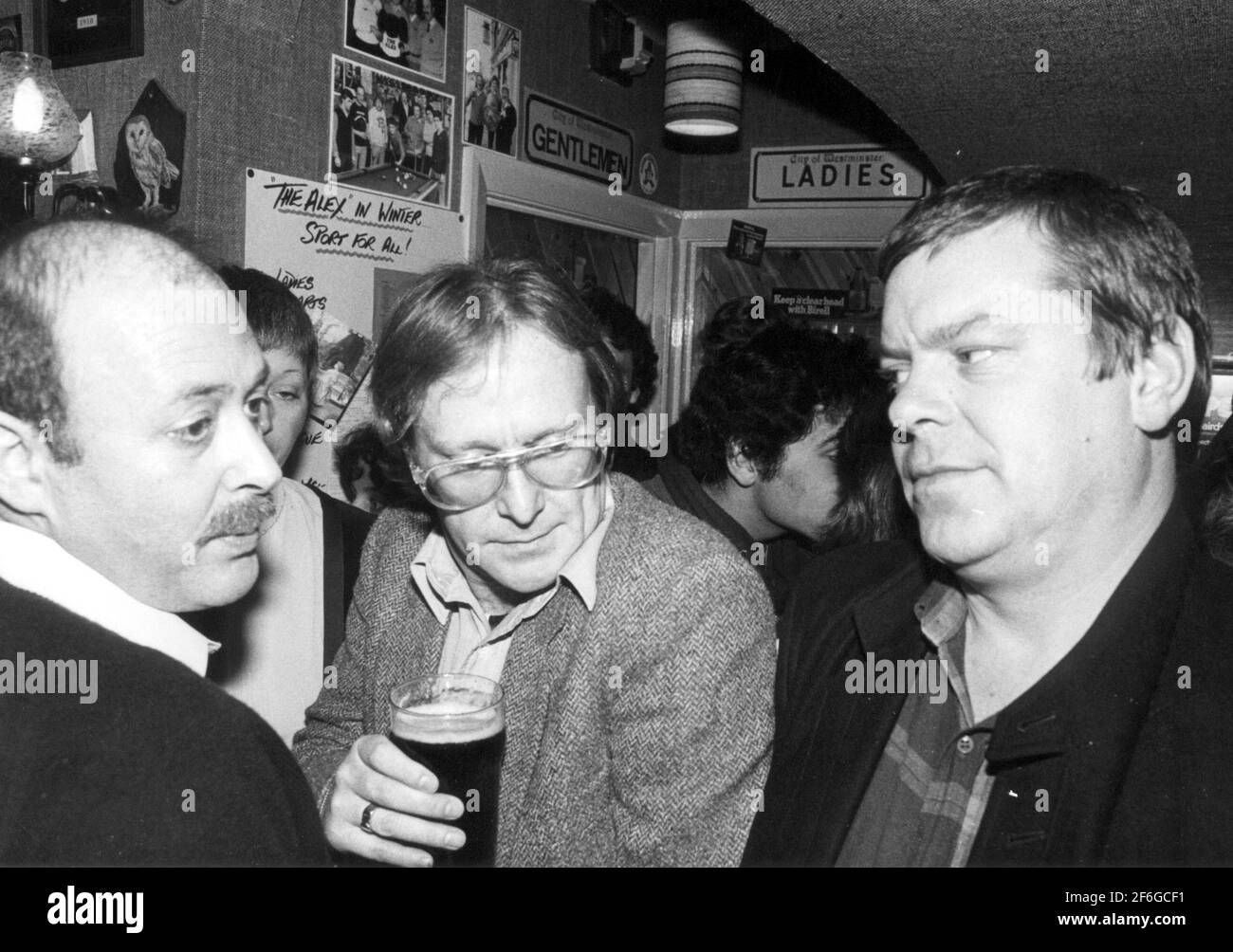 ACTOR DENNIS WATERMAN ENJOYS A PINT WITH PALS AT THE ALEXANDRA PUB, CHICHESTER, PIC MIKE WALKER 1984 Stock Photo