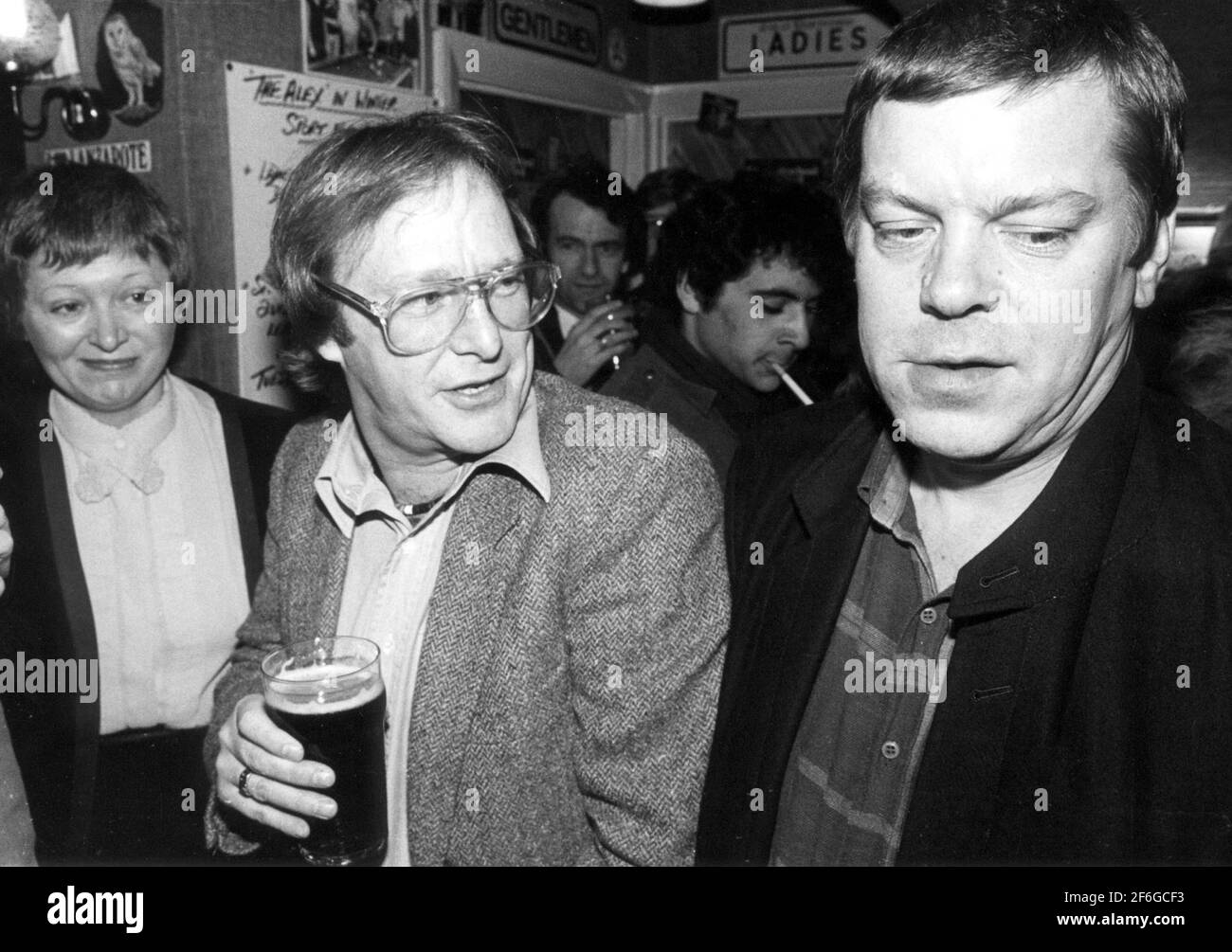 ACTOR DENNIS WATERMAN ENJOYS A PINT WITH PALS AT THE ALEXANDRA PUB, CHICHESTER, PIC MIKE WALKER 1984 Stock Photo