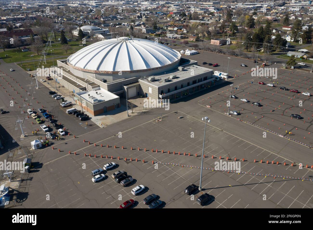 Yakima, Washington, USA. 31st March, 2021. Aerial view of the mass vaccination and testing site at Central Washington State Fair Park. The Federal Emergency Management Agency opened the site at the fairground as part of a six-week program that expands vaccination capacity in Yakima from approximately 200 vaccines per day to 1,200 vaccines per day between the fixed and mobile operations. Credit: Paul Christian Gordon/Alamy Live News Stock Photo