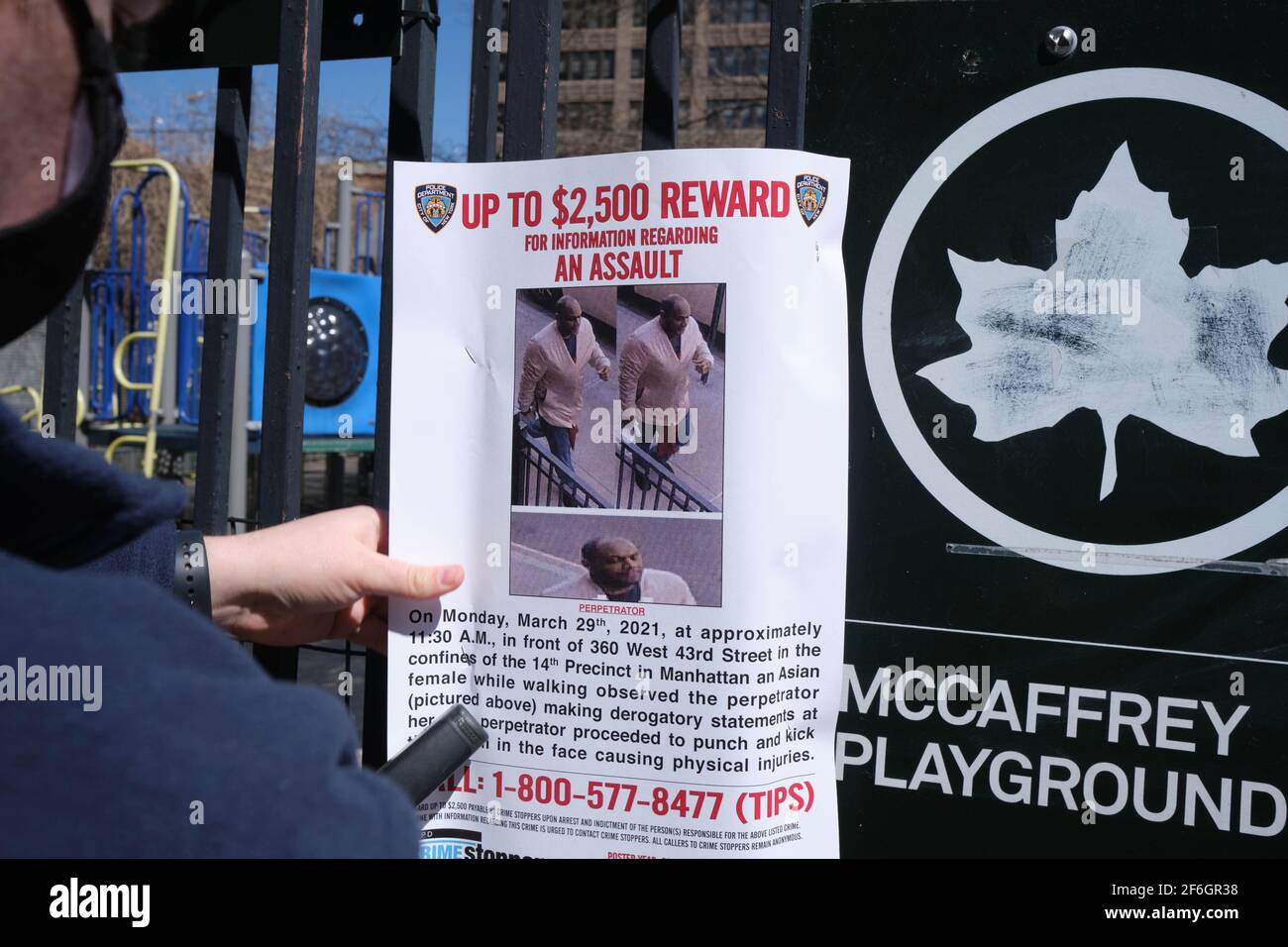 Brandon Elliot New York, New York, USA. 30th Mar, 2021. Police search and ...