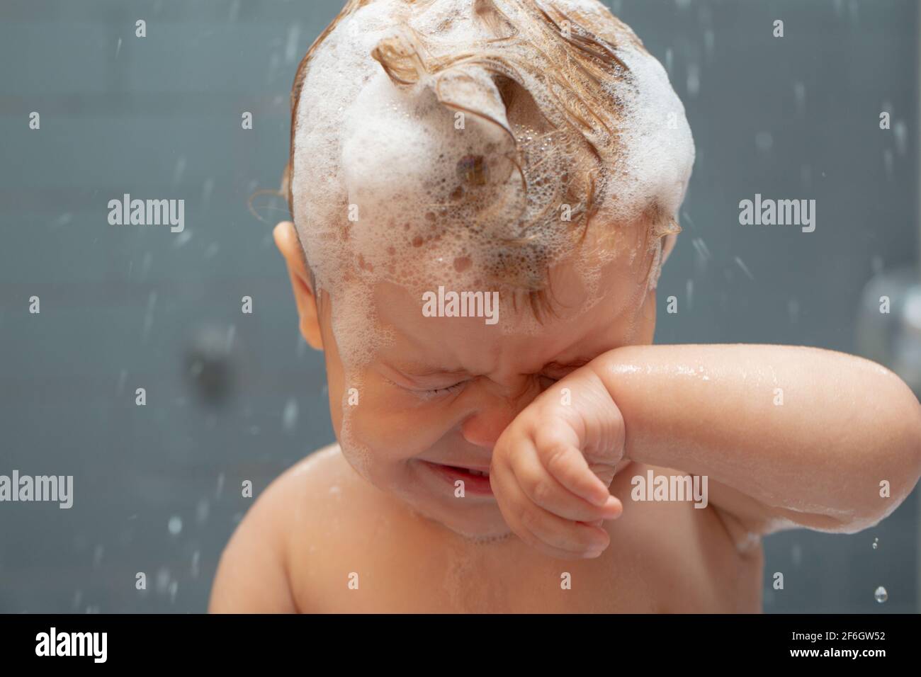 Washing adorable baby in bathroom. Kid with soap suds on hair taking bath.  Closeup portrait of smiling kid, health care and kids hygiene. Kid bathing  Stock Photo - Alamy