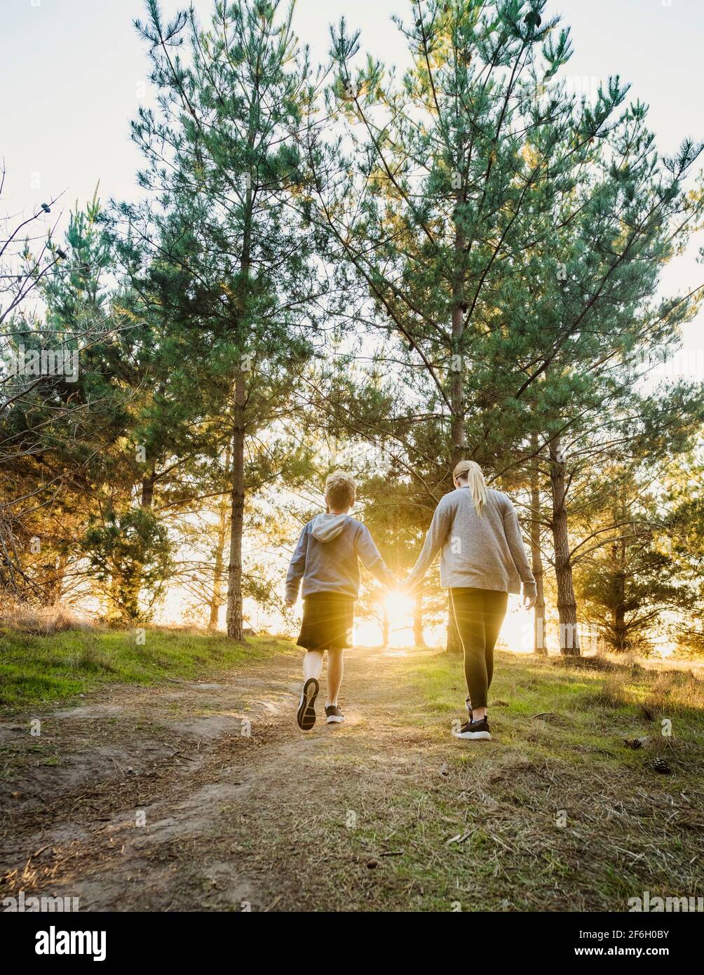 Brother sister holding hands 12 hi-res stock photography and images - Alamy