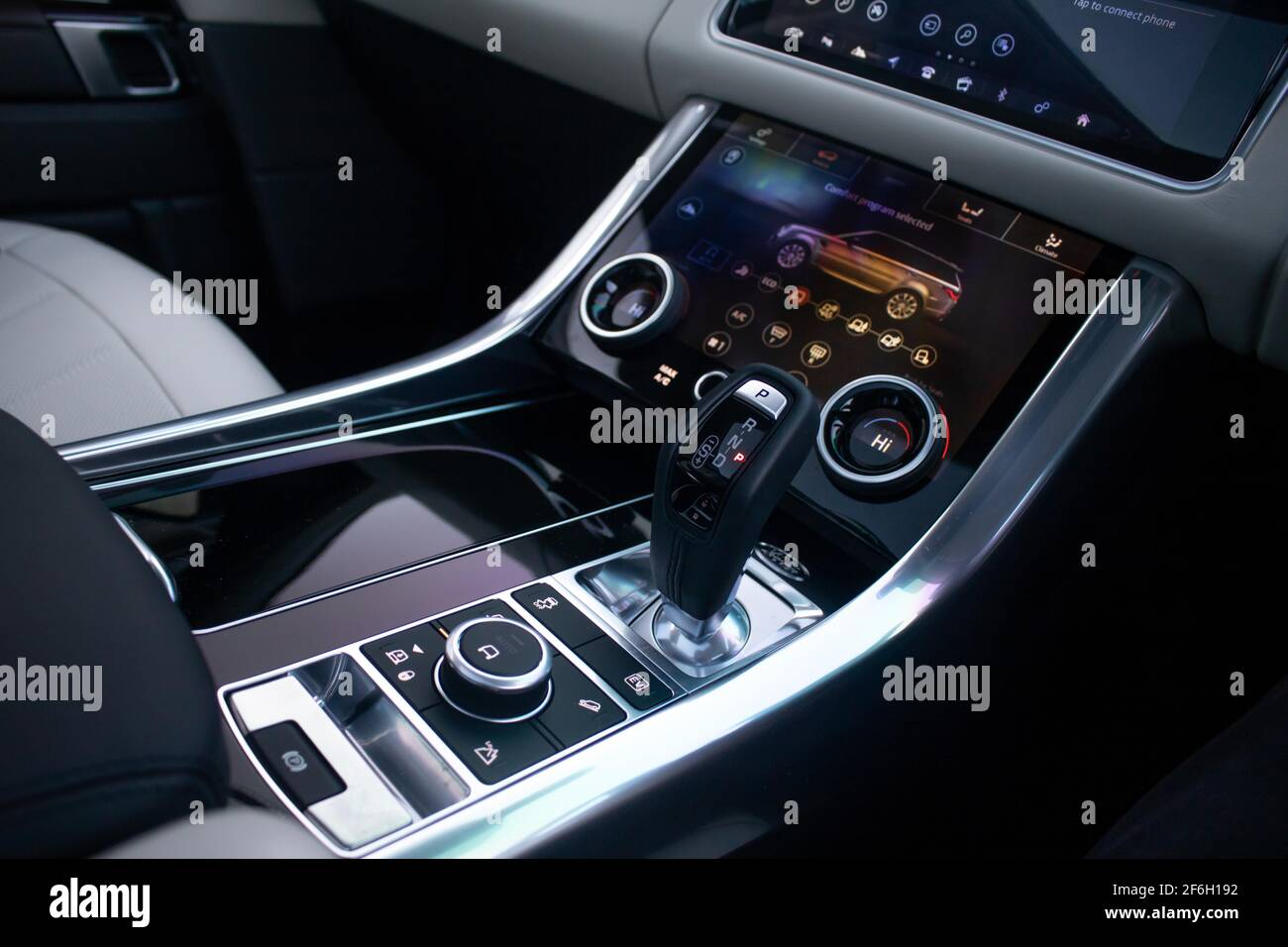 https://c8.alamy.com/comp/2F6H192/an-automatic-gear-stick-inside-the-2018-land-rover-range-rover-sport-with-gloss-black-and-cream-leather-2F6H192.jpg
